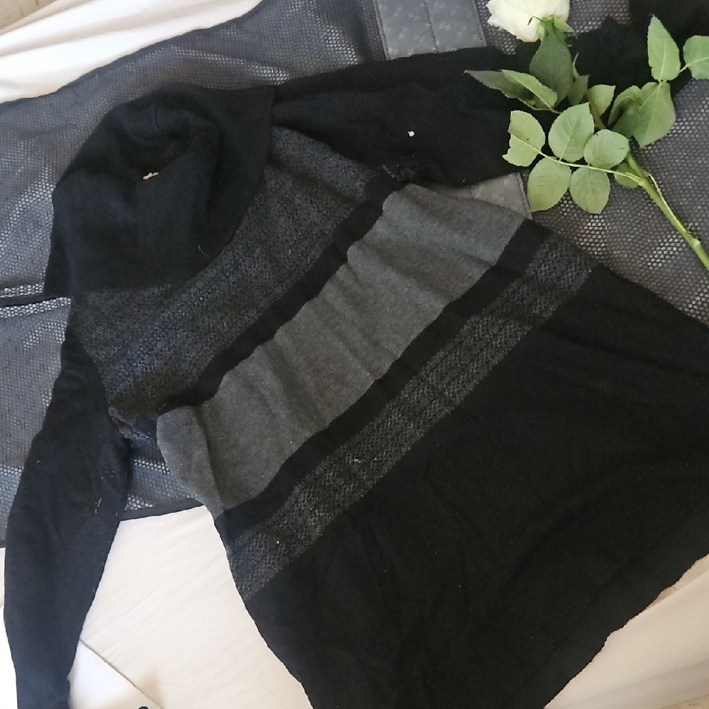 Chic Black and Gray Sweater